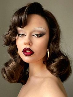 Retro Hollywood Makeup, Court Makeup Looks, Editorial Makeup Simple, 1920s Inspired Hairstyles, Old Hollywood Hairstyles With Bangs, Golden Age Of Hollywood Makeup, Cabaret Hairstyles Long Hair, Makeup Looks With Red Hair