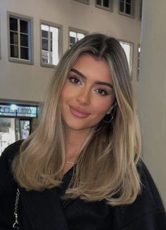 Blonde Hair Morenas, Balayage Mid Length, Blonde Hair Olive Skin, Dark Roots Ombre, Dark Roots Hair, Blonde With Dark, Blonde Hair With Roots, Blonde With Dark Roots