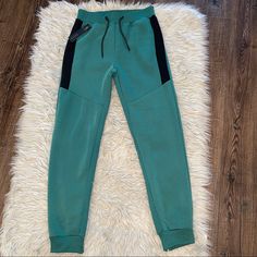 Men’s Fleece Jogger From Seven Souls Size: M 100% Polyester Drawstring Waist, Side Zipper On Hems Machine Wash Cold, Tumble Dry Low, Medium Iron When Needed Color: Green Waist: 30” Inseam: 31 1/2” Green Sporty Sweats With Pockets, Green Athleisure Sweatpants For Outdoor, Green Fleece Activewear For Streetwear, Green Outdoor Joggers With Side Pockets, Green Joggers With Side Pockets For Outdoor, Green Sweatpants With Pockets For Sports, Winter Sports Green Joggers, Green Winter Sports Joggers, Green Fleece Sweats For Sports