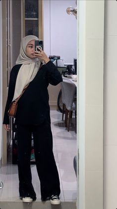 Black Vest Outfit Hijab, Black Outfit Hijab, Ootd Vest, Outfit Hitam, Simple Black Outfits, Aespa Concert, Muslim Outfits Casual, Hijab Style Casual