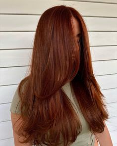 Want to spice up your life? A great place to start is the hot new trending copper hair color. With seven different colors, you are bound to find one that suits you. Click the article link for more photos and inspiration like this // Photo Credit: Instagram @colormeamberr_ // #browncopperhaircolor #copperbrownhaircolor #coppercolorhair #copperhair #copperhaircolor #copperhaircolordye #copperredhaircolor #darkcopperhaircolor Cowboy Copper Hair, Balayage Dark, Copper Brown Hair, Copper Hair Dark, Cowboy Copper, Red Copper Hair Color, Auburn Balayage, Copper Red Hair, Copper Balayage