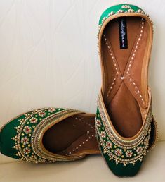 'GRACEFUL GREEN' is an extraordinary jutti intricately hand embroidered by our finest artisans. Green silk base with delicate kundan beads, zardosi work and gold dabka strings in the front and on the back. Like its name, it's elegant, timeless and graceful! PERFECT FOR ANY OCCASION AND ANY OUTFIT!! *Ethnic Shoes/Women Flats/Handmade Indian Designer Women Shoes or Slippers/Royal shoes/traditional style Women/Wedding Shoes/Bridal Shoes, Punjabi Jutti for Women SPECIFICATIONS: *Upper/Panna -Fabric Green Closed Toe Flats For Party, Green Bohemian Traditional Wear With Dori Work, Bohemian Green Traditional Wear With Dori Work, Traditional Green Wear For Reception, Green Traditional Wear For Reception, Green Traditional Wear With Handwork For Party, Bollywood Style Cutdana Flats For Festivals, Festive Meenakari Flats With Round Toe, Closed Toe Flats With Dori Work For Festivals