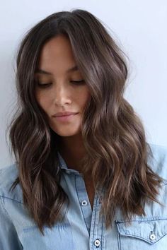 Hairstyles For Women Medium Length Hair, Brunette Hair 2023, Thick Textured Hair, Brunette Ideas, Popular Haircuts For Women, Blonde Ideas, Ponytail Ideas, Medium Hairstyle