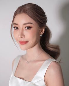 Bride Make Up Asian, Korean Wedding Hairstyles, Bridemaids Makeup Simple, Korean Wedding Make Up Look, Asian Wedding Makeup Korean Style, Korean Makeup Wedding Bridal, Thai Makeup Looks, Graduation Look Makeup, Thai Makeup Looks Wedding