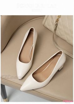 Comfortable Flat Shoes for Everyday Work Shoes For Everyday, White Flat Shoes, Flats Shoes Comfortable, Rough Heels, Elegant Sandals, Chic Heels, Work Chic, Shoe Sole, White Flat