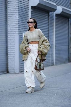 "9 Women's Cargo Pants with a Modern Cut for a Sleek Look" Cargo Pants Outfit Girl, Baggy Cargo Pants Outfit, Outfit With Cargo Pants, Utility Pants Outfit, Cargo Pants Outfit Winter, Cargo Pant Outfits, White Cargo Pants Outfit, Outfit Ideas Cargo Pants, Outfits With Cargo Pants