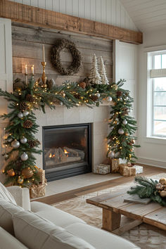 35 Simple and Beautiful Neutral Christmas Decor Ideas Aspen Christmas Decor, Simple And Natural Christmas Decor, European Style Christmas Decor, Casual Christmas Decor, Apartment Christmas Decorations Ideas, Neutral Christmas Wreaths, Farmhouse Neutral Christmas Tree Decor, Cozy Home Christmas Decor, Rustic Christmas Decorating Ideas