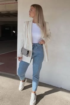 Dica de looks sociais com tênis. Blazercom calça mom jeans e tênis. #momjeans #tenis #blazer Casual Work Outfit Spring, Spring Business Casual Outfits, Work Outfits Women Professional, Trendy Work Outfit, Casual Work Outfits Women, Cute Work Outfits, Spring Work Outfits, Office Outfits Women