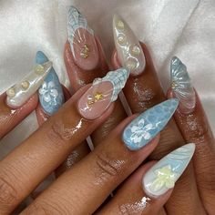 Let your inner Ariel burst free with these absolutely stunning ocean nail ideas. These are cute mermaid nails that bring the beauty of the ocean to your fingertips. Beach nails you won't be ab;r to get over! Kutek Disney, Unghie Sfumate, Summery Nails, Girly Acrylic Nails, Mermaid Nails, Pretty Nail Designs, Vacation Nails, Beach Nails, Funky Nails