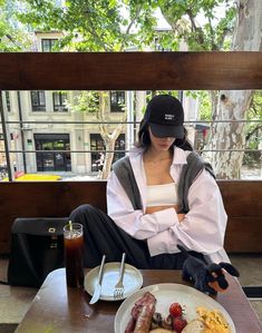 Cafe Fits Aesthetic, Not Looking At Camera Poses, Cafe Hopping Outfit, Ballcap Outfits, Japan Fashion Aesthetic, Japan Aesthetic Outfit, Uzzlang Outfits, Cafe Pose, Hongkong Outfit