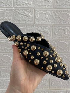 Gold dots slides pointed black flats mules shoes - Wapas Glamorous Clothes, High Heel Wedges Platform, Mules Shoes Flat, Espadrilles Sneakers, Chanel #1, Visor Sunglasses, Flat Gladiator Sandals, Sandals Flat, Slippers For Women