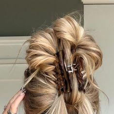 Claw Clip Messy Bun, Clip Messy Bun, Claw Clip Messy, Hair Upstyles, Really Long Hair, Easy Hair Updos, Clip Hairstyles, Hair Homecoming, Long Hair Updo