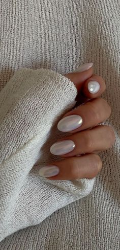 White Chrome Nails, Engagement Nails, Perfect Manicure, Chrome Nail, Smink Inspiration, Her Nails, Makijaż Smokey Eye, Pearl Nails