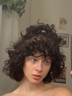 Mushroom Curly Hair, Short Curly Hairstyles Ideas With Bangs, Short Curly Hair Bangs Hairstyles, Short Curly Hairstyles Aesthetic, Black Curly Hair Hairstyles, White Eyeliner Graphic, Short Curly Hair Bun, Alt Curly Hair, Alt Curly Hairstyles