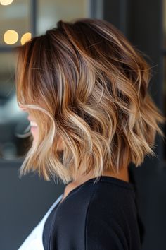 California Brunette Hair 20 Short Hair Balayage Curly, California Brunette Hair, Shatush Hair, California Brunette, Brunette Hair Ideas, West Coast Style, Coast Style, Spring Hair Color