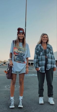 Skater Woman Outfits, Surfer Grunge Outfits, Five Panel Hat Women, Casual Surfer Outfits, Women’s Skater Style, Women Skater Style, Female Hipster Outfits, Activewear Aesthetic Casual, Casual Surfer Style