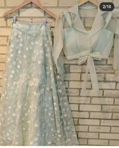 Croptops Lehenga Designs, New Blouse Designs 2023, Latest Fashion Blouse Designs, Simple Lehenga, Fashion Show Dresses, Trendy Outfits Indian, Lehenga Designs Simple, Latest Model Blouse Designs, Traditional Dresses Designs