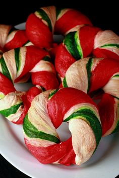 A plate of red, white, and green Christmas bagels - twisted to look candy cane style. Christmas Bagels, Bagels Recipe, Quick Breakfast Recipes, Holiday Brunch, Candy Cane Christmas, Christmas Candy Cane, Quick Breakfast, Breakfast Casserole