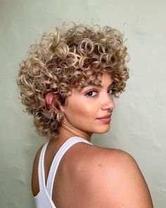 Curly Hair Silver Highlights, Crown Inspiration, Blonde Curly Bob, Blonde Afro, Curly Cut, Curly Haircut, Girl Material