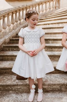 SIZE GUIDE : If you are hesitating between two sizes, we recommend going up one size (3M : newborn to 3 months ; 6M : 3 to 6 months ; 12M : 6 to 12 months ...) A true heirloom, perfect for Ceremony, flower girl, Christening, 1st communion, any celebration and special occasion- Traditionnal White French silk handmade smocked dress - Short balloon sleeves finished with a delicate blue line- Majestic Blue floral garland embroidery on the chest and on the Peter Pan collar - Reversible blue back bow Smocked Flower Girl Dresses, Girls Smock, 1st Communion, French Silk, Girl Christening, Wedding Aesthetic, White French, Floral Garland, Smocked Dress