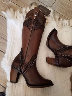 Cowgirl Boots Heels, Cowboy Boots With Heels, Ranch Attire Women, Cream Colored Cowboy Boots Outfit, Cowgirl Boots With Heels, Luchesse Boots Womens Outfit, Fall Cowgirl Boots Outfit, Cowboy Boot Heels