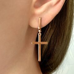 Cross earrings 925 sterling silver mono earrings are exquisite and stylish jewelry that are ideal for creating an elegant look. Made from 925 sterling silver, they are high quality and durable. The combination of stylish design with the sparkle of silver adds flair and appeal to these earrings. Crosses and crosses on silver earrings are a current fashion trend. They add sophistication and style to your look. Thanks to their versatility, these earrings can be easily combined with any outfit, highlighting your personality and charisma. They are ideal for both everyday use and special occasions. The earrings have an elegant and compact design. They are lightweight and comfortable to wear. The clasp is made of 925 sterling silver and provides a secure fit. This allows you to wear your earrings Classic Rose Gold Earrings With Shiny Finish, Classic Shiny Finish Rose Gold Earrings, Rose Gold Earrings With Shiny Finish As Gift, Rose Gold Earrings With Shiny Finish For Gift, Modern Hypoallergenic Rose Gold Earrings, Silver Tarnish Resistant Linear Earrings For Gift, Silver Tarnish-resistant Linear Earrings As Gift, Modern Rose Gold Tarnish-resistant Earrings, Modern Sterling Silver Earrings With Shiny Finish