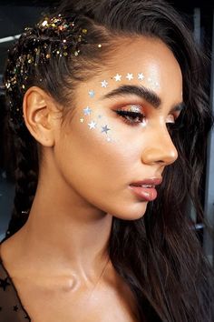 Make Up For Festival Music, Make Up Ideas Glitter, Rave Party Makeup Ideas, Makeup For Festivals, Make Up For Festivals, Night Rave Outfits, Concert Costumes Ideas, Concert Makeup Ideas Glitter, Metallic Festival Makeup