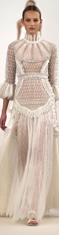 Valentino New York Haute Couture Fashion Show 2014. Help it looks like Queen Elizabeth the First wore this.... in not a good way Mode Tips, Textil Design, Zuhair Murad, Haute Couture Fashion, Looks Style, Beautiful Gowns, Fashion Details