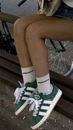 Looks Adidas, Look Adidas, Trendy Shoes Sneakers, Dr Shoes, Green Adidas, Shoe Wishlist, Hype Shoes, Adidas Sneaker