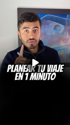 a man holding his finger up in front of a painting with the words planear tu vaue en 1 minuto