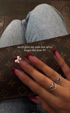 Nails Acrylic Bow Design, Long Acrylic Nail Designs Red, Autumn Nails Burgundy, Fall Nails With Charms, Red Nails Bow, Nails Ideas With Charms, Fall Bow Nails, White And Burgundy Nails, Nude And Burgundy Nails