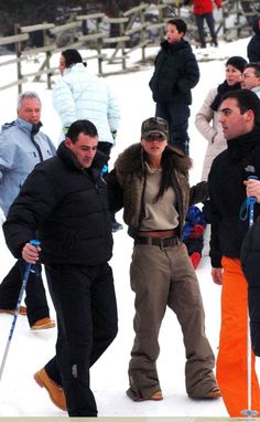 Victoria Beckham Street Style 90s, Victoria Beckham Skiing, 90s Snow Outfit, Victoria Beckham Winter Outfits, Victoria Beckham 2000 Style, Parka Outfit Woman, Victoria Beckham 2000s, Victoria Beckham Street Style, 2000s Winter Outfits