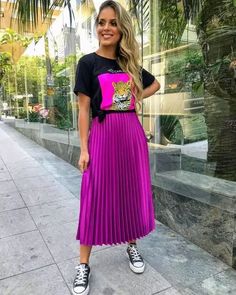 Sneakers And Skirt, Cargo Skirts, Moda Pinup, Look 80s, Rok Outfit, Teacher Fashion, Colour Fashion, Pleated Skirt Outfit, Fun Outfits