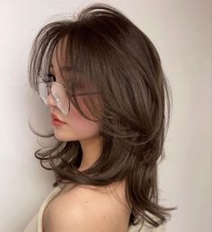 Haircut Layer Short, Certain Bangs With Layers, Hair Layers Medium With Bangs, Layer Bangs Short Hair, Short Layer Haircut With Bangs, Curtain Bangs Butterfly Layers, Layered Brown Medium Hair, Brown Wolfcut Hair, Bangs With Layers And Highlights