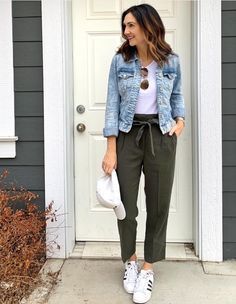 Ootd School, Denim Jacket Outfit, Stylish Fall Outfits, Riding Outfit, Casual Chic Outfit, Green Pants, Casual Fall Outfits, Casual Style Outfits, Sporty Style