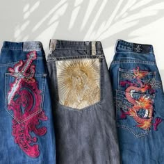 Cool Denim Pants, Jeans And Denim, Cool Pants Design, Cool Jeans Outfit, Art On Jeans, New Jeans Fashion, Art On Pants, Jeans With Designs, Vintage Jeans Outfit