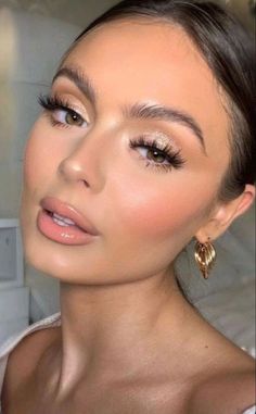 Heavy Lashes Makeup, Simple Glam Makeup For Graduation, Pajama Party Makeup Look, Champagne Bridesmaid Dresses Makeup, Angel Bride Makeup, Bridesmaid Makeup Champagne Dress, Gold Bride Makeup, Pageant Makeup For Brunettes Brown Eyes, Ethereal Makeup Looks Wedding