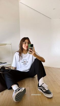 Edgy Lesbian Style, Vans Inspo Outfit, Soft Pants Outfit, Vans Outfit Aesthetic, Oversized Tee Outfit, Tomboy Stil, Lesbian Outfits, Lesbian Fashion, Vans Outfit