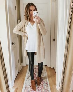 Leggings Outfit Dressy, Leather Leggings Outfit Fall, Sahm Wardrobe, Faux Leather Leggings Outfit, Outfits Leggins, Faux Leggings, Fashion Island, Leggings Outfit Fall, Leggings Outfit Casual