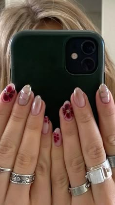 Nail Art Designs Winter Classy, Short Nail Designs Coquette, Pink Goldfish Nails, Celebrity Nail Art, Really Cool Nails, Feminine Fall Nails, Nail Design Inspo 2024, Natural Nail Mani, Japanese Short Nail Art