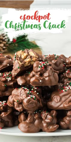 chocolate peanut candy clusters with sprinkles Chocolate Christmas Candy, Slow Cooker Candy, Slow Cooker Christmas, Easy Christmas Candy Recipes, Crockpot Candy