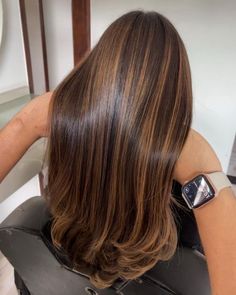 How to get soft, strong & healthy hair and get rid of split ends! Using haircare, masks, treatments and tools for your hair routine! Hair Inspo Dyed Hair, Carmel Highlights On Brown Hair Chunky, Honey Brown Hair Asian, Brown Balayage With Blonde Highlights, 1c Hair, Hair Highlights Lowlights, Blonde Instagram, Hair Dyed, Black Hair Balayage