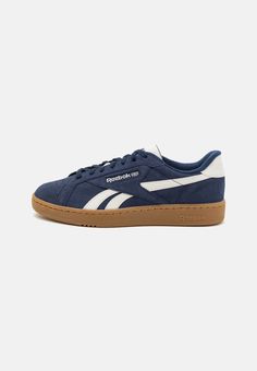 Reebok Classic Sneakers laag - navy/chalk Navy Shoes Outfit, Blue Reebok Shoes, Reebok Shoes Outfit, Shoes Reference, Reebok Shoes Women, Reebok Classic Club C, Cool Trainers, Blue Reebok, Navy Trainers