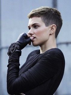 Enby Hair, Haircuts Inspiration, Buzzed Hair Women, Buzz Haircut, Short Punk Hair, Tomboy Haircut, Shaved Pixie, Face References, Tomboy Hairstyles