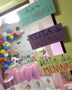 there are many signs on the table in front of the mirror that says fiesta do menus