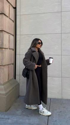 Coat Fashion 2022, Chicago Fall Outfits Cold Weather, Ny Cold Outfits, Winter Fashion New York City, Fall Peacoat Outfit, Street Style Chicago Winter Fashion, Winter Outfit Leggings Cold, New York Winter Streetwear, Fall Apparel For Women