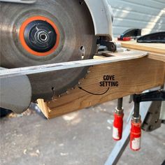 a close up of a circular saw on a piece of wood with the words cove setting