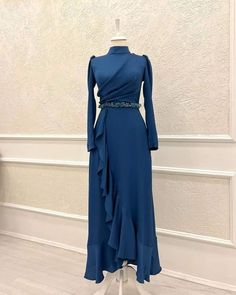 Gawn Dress, Kebaya Style, Hijabi Dresses, Man Dress Design, Dresses Hijab, Wedding Guest Outfit Fall, Elegant Outfit Classy, Soiree Dress