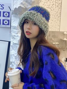 Grey Plush Hat | Lisa - BlackPink Brown Kpop Hat, Plush Hat, Fashion Chingu, Blackpink Fashion, Winter Outfits, Hats, Grey, White