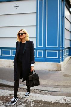 Chic en baskets! Look qui marche aussi avec les très cultes Stan Smith ou superstars de Adidas Minimalisticky Chic, Svarta Outfits, Chic Work Outfit, Work Chic, Paris Mode, Mode Casual, Stil Inspiration, Looks Street Style